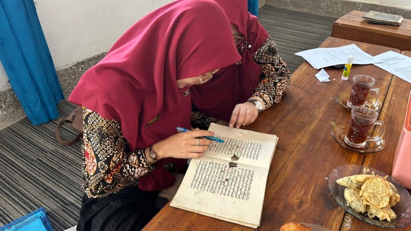 Pendataan Kepemilikan Naskah Kuno di rumah Bp Ahdilin (Parakan)