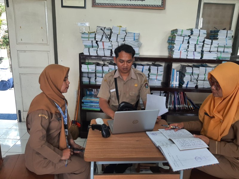 Kegiatan pendataan perpustakaan di SMPN 2 Kledung