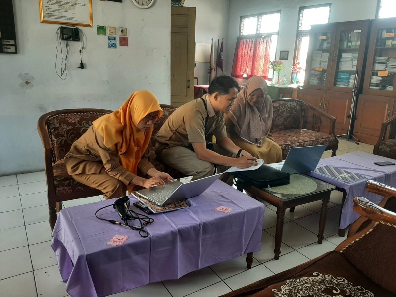 Kegiatan pendataan perpustakaan SDN Paponan