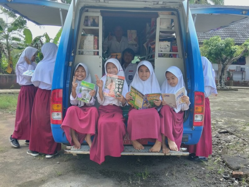 Layanan perpustakaan keliling ke Sdn 3 Karangwuni Pringsurat