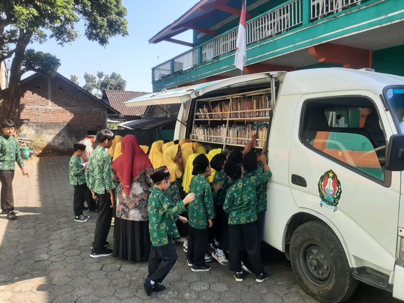 Pelayanan perpustakaan keliling baca ditempat MI Darul  Aman Pringsurat