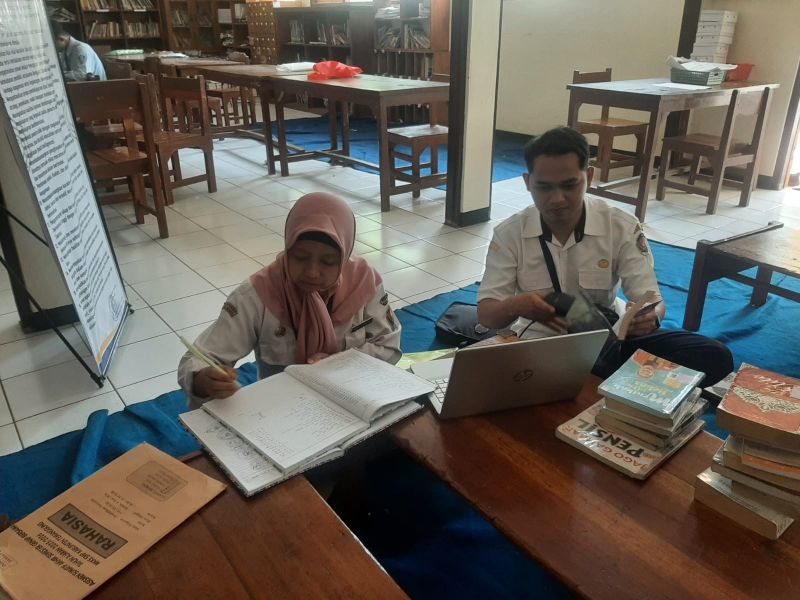 Pelayanan perpustakaan keliling penagihan buku di SMPN 2 Pringsurat