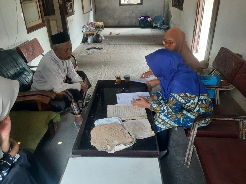 Penelusuran naskah kuno di bapak Sofyan dusun Surodadi desa Bengkal