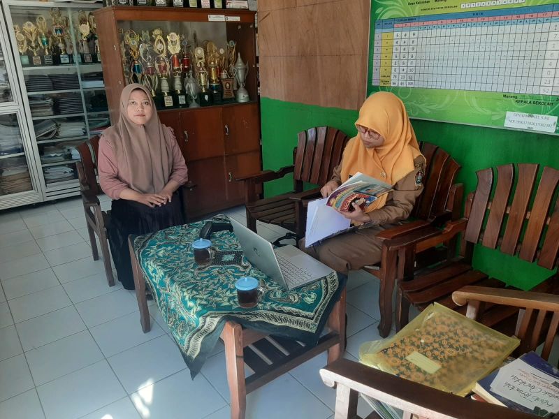 Perpustakaan keliling (penagihan buku) diSDN 1 Muneng