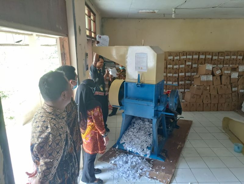 Pelaksanaan pemusnahan arsip DINPERINAKER