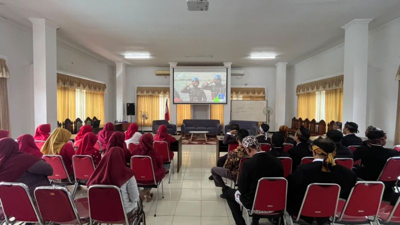 Menyaksikan  Upacara Peringatan HUT Kemerdekaan ke-81 RI .