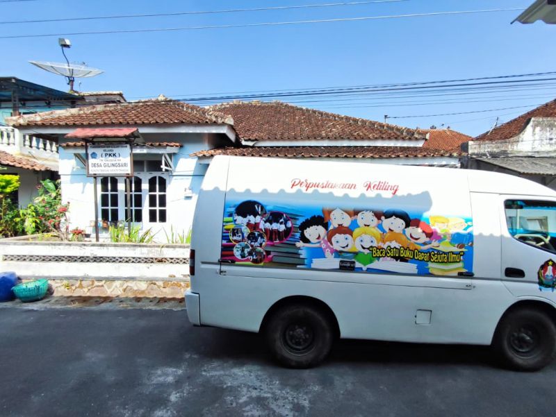Layanan Perpustakaan Keliling di Desa Gilingsari (Penarikan buku)