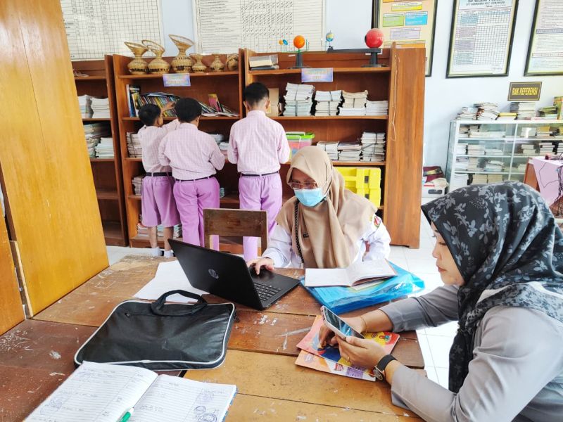Layanan Perpustakaan Keliling di SDN 1 Sucen Gemawang ( Penagihan Buku )