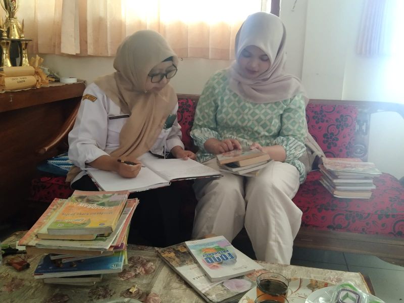 Layanan Perpustakaan Keliling di MI Kutoanyar Kedu ( penarikan pinjaman buku )