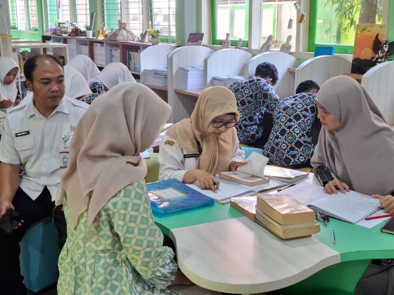 Layanan Perpustakaan Keliling di MAN Temanggung ( penarikan pinjaman buku )