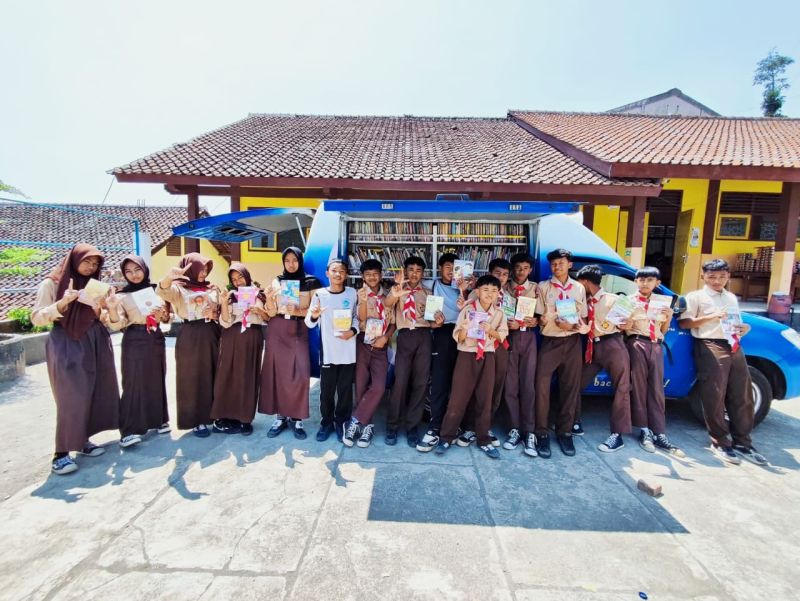 Layanan Perpustakaan Keliling di SMPN 2 Candiroto (Buka ditempat dan Penarikan Buku)