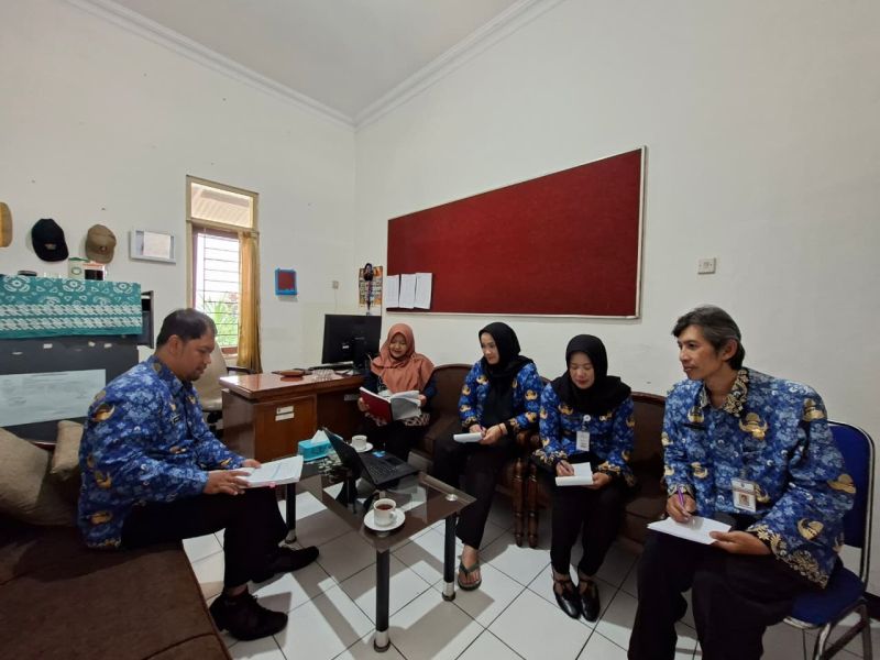 Kegiatan pendampingan awal pemusnahan arsip Bankesbangpol Temanggung